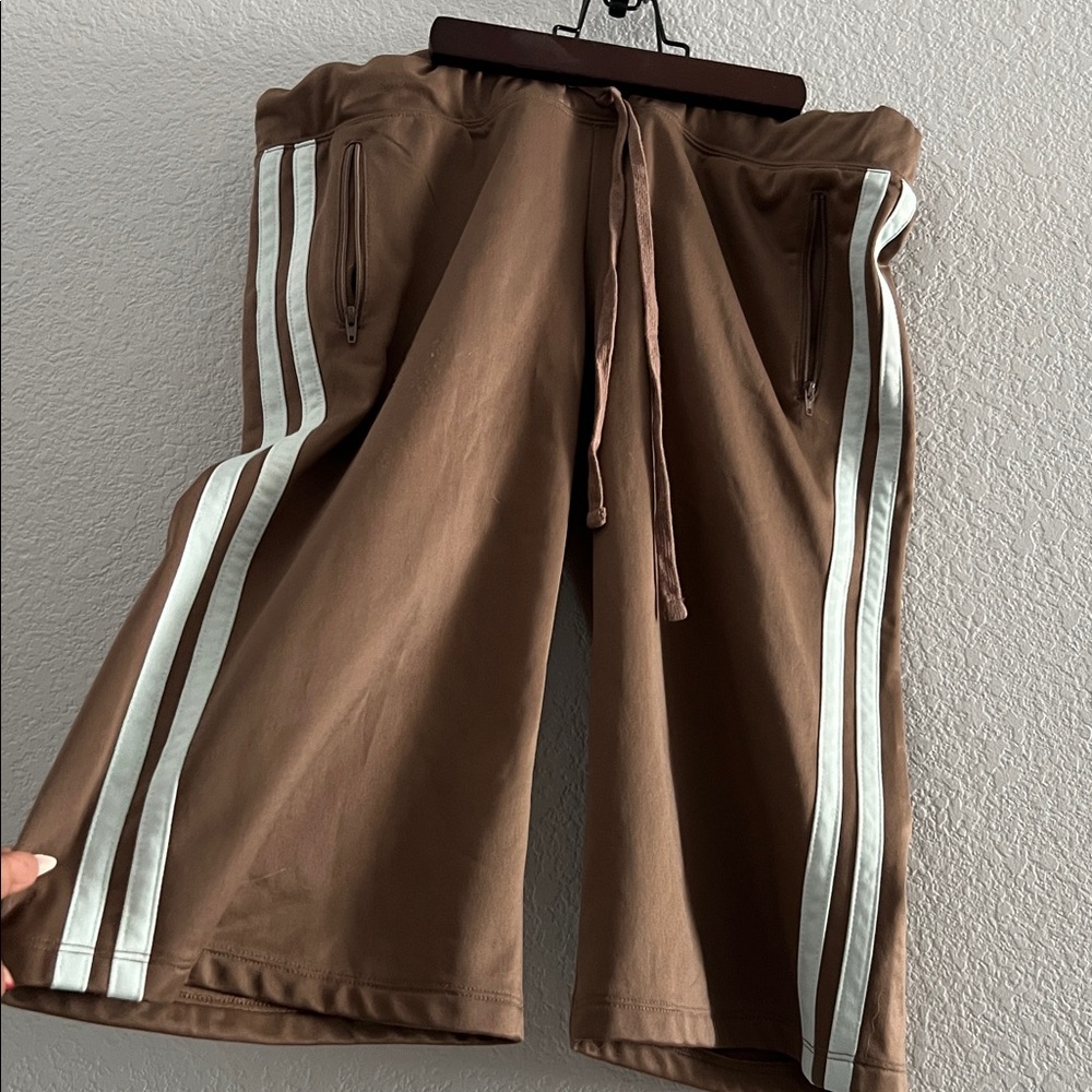 Y2K vintage Juicy Couture Brown Hoodie with Zip and matching shorts. - Picture 4 of 7